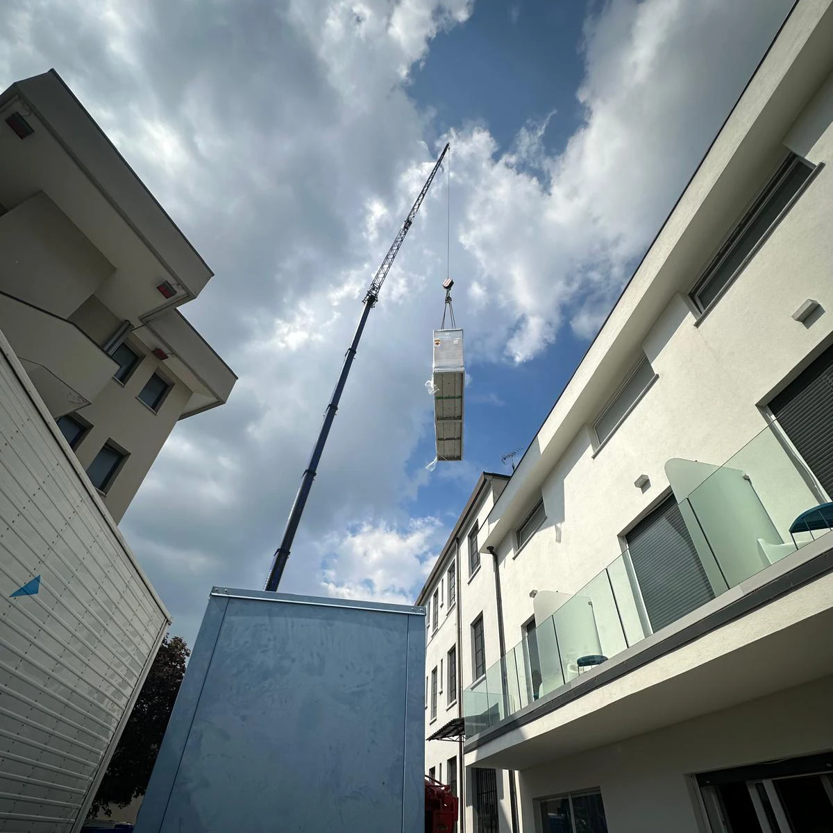 Condizionamento capannoni: installazione con gru - Cm Clima